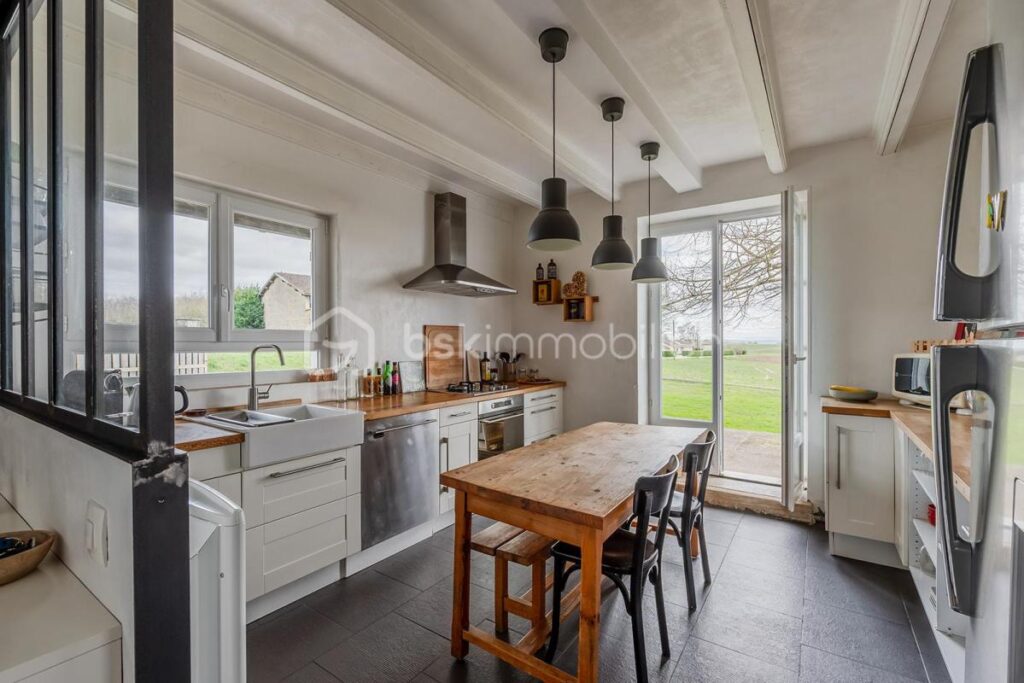 MAISON AVEC CHARME , POTENTIEL D’AGRANDISSEMENT ET DEPENDANCE AU CALME ET SANS VIS A VIS – 5 pièces – 3 chambres – 128 m²