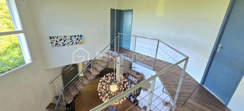 Villa d’Architecte, de 2003, 1 ECRIN DE SERENITE :178 m² – 5 Chambres – Piscine et terrain de 1425 M² ! – 7 pièces – 5 chambres – 178 m²