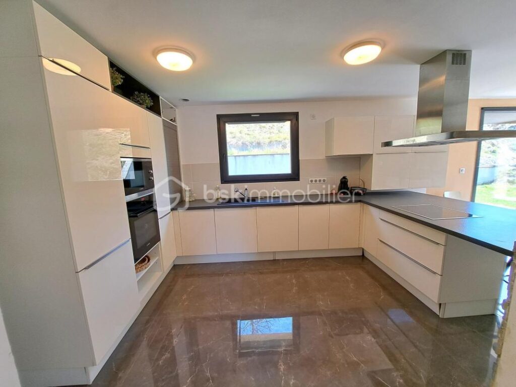 Maison récente de type 6 avec vue dégagée sur belle parcelle de 650 m² – Secteur de la Caronnée – 6 pièces – 4 chambres – 155 m²