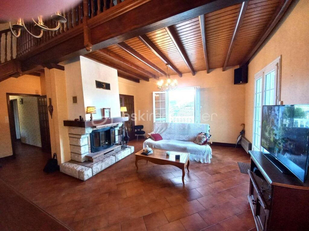 Maison spacieuse avec vue Pyrénées – 7 pièces – 4 chambres – 135 m²