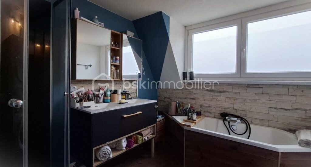 Maison entièrement rénovée, DPE C, 2 chambres, possibilité de 3 chambres, semi plain-pied, chambre au RDC – 4 pièces – 2 chambres – 84 m²