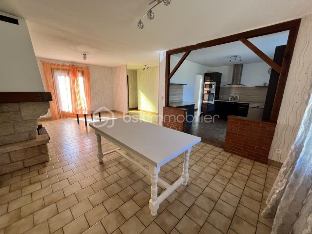 Charmant pavillon de plain-pied sur sous-sol complet avec garage et terrain – 4 pièces – 3 chambres – 89 m²