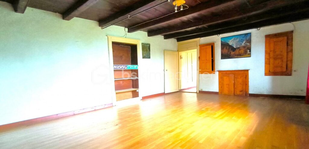 MAISON AVEC VUE SUR LE MONT BLANC – 8 pièces – 4 chambres – 353 m²