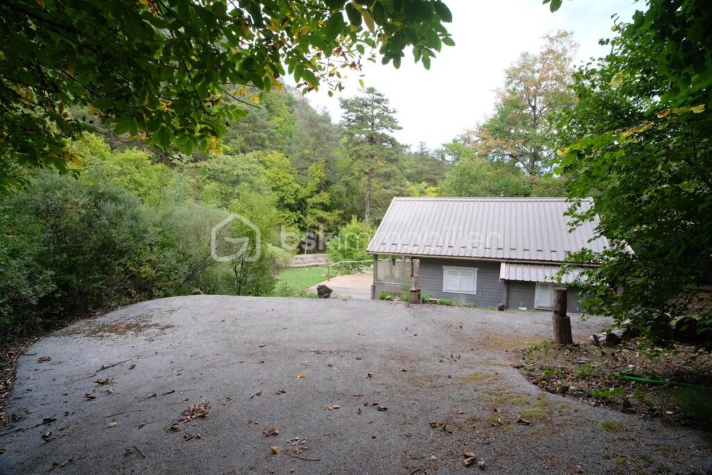 Chalet récent en bois au bord de la rivière sur un terrain plat de 5 460 m² – 3 pièces – 2 chambres – 70 m²
