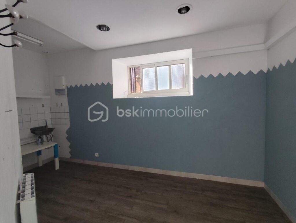 IMMEUBLE PROCHE DES COMMODITES – 7 pièces – NR chambres – 140 m²