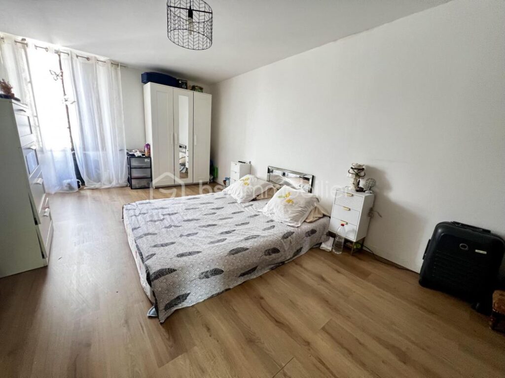 Charmant bâtiment rénové au cœur de Mouroux avec terrains à bâtir divisible – 10 pièces – NR chambres – 220 m²