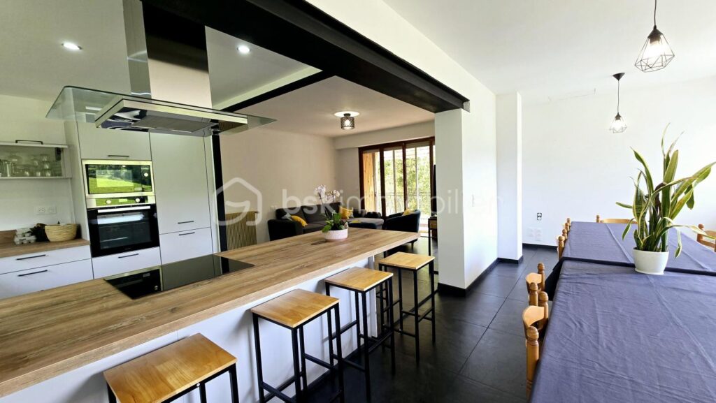 Maison 180 m² possibilité jusqu’à 6 chambres, panneaux photovoltaïques – 8 pièces – 5 chambres – 180 m²