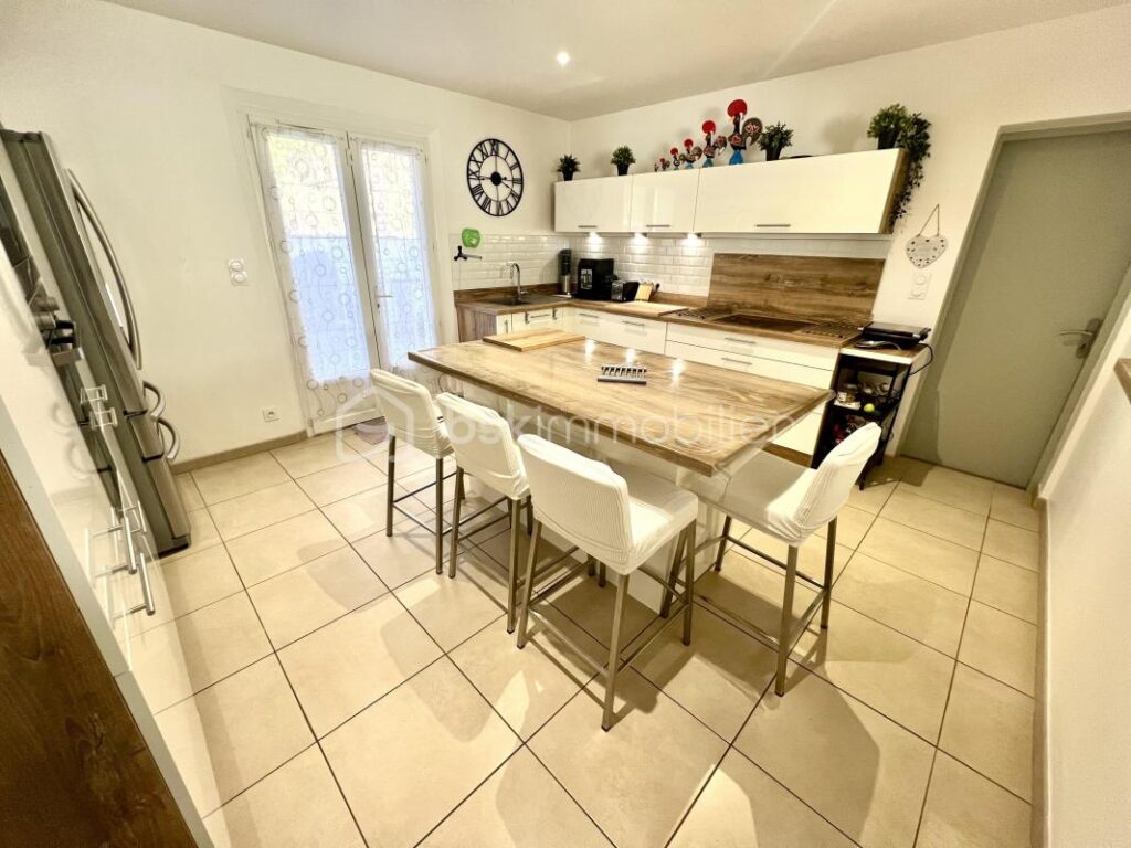 Villecroze (83690) – Villa de plain pied – 3 Chambres – Piscine – Garage – 4 pièces – 3 chambres – 115 m²