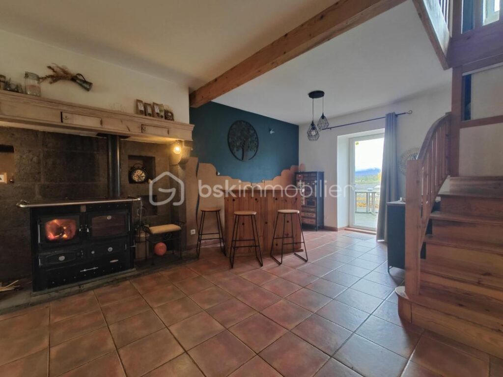 🏡 Maison de charme en pierre – 7 pièces – Vue exceptionnelle sur le Puy-de-Dôme – 7 pièces – 5 chambres – 150 m²