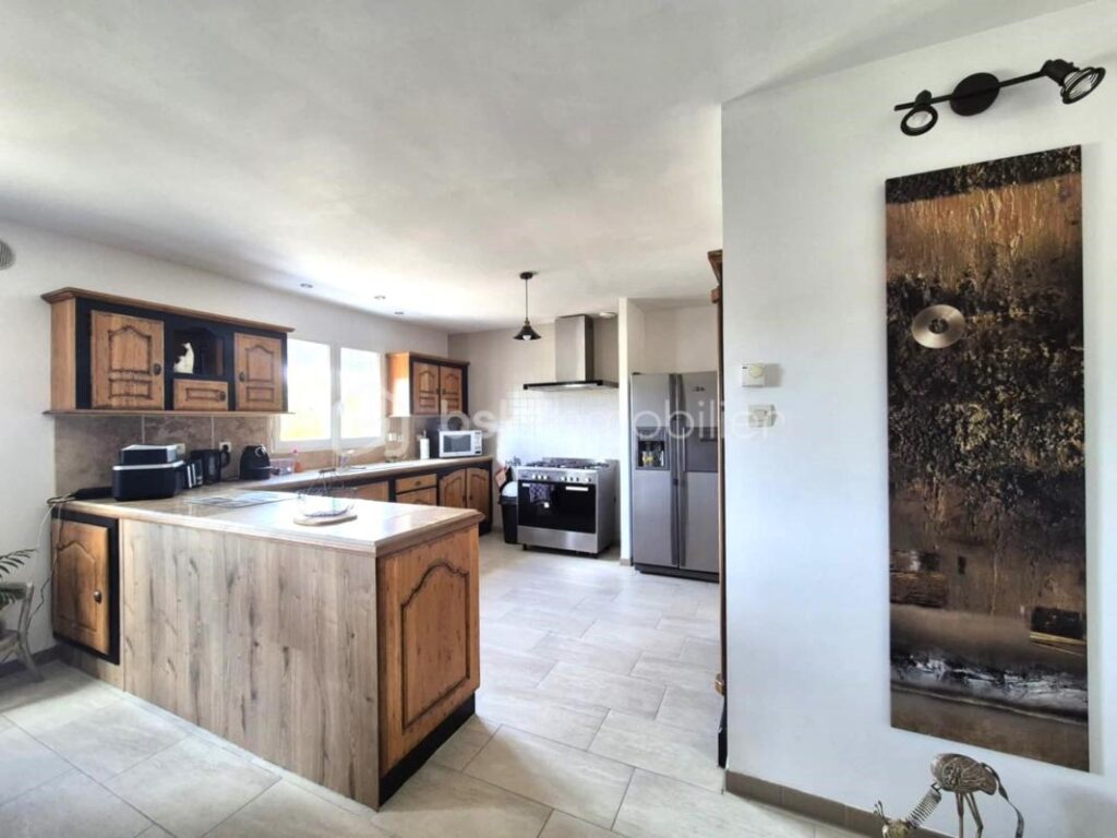 Propriété rare :Villa avec piscine et 3 dépendances locatives – Un placement idéal – 9 pièces – 7 chambres – 190 m²