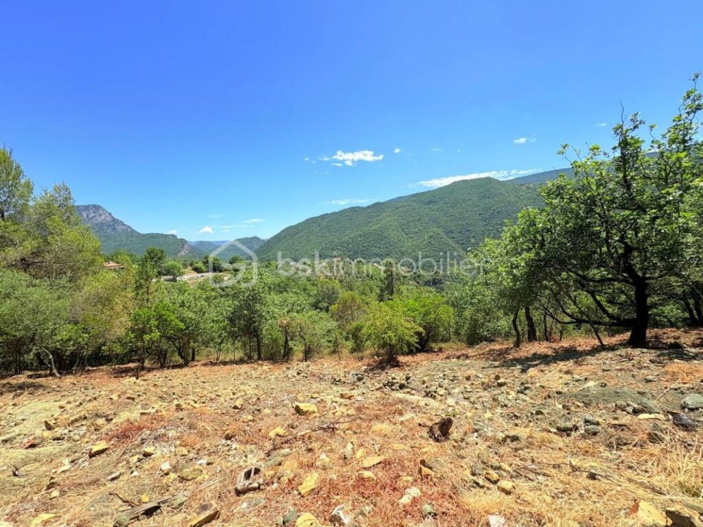 Terrain constructible de 1 605 m² – Vue panoramique – Pierrefeu (06910) À seulement 45 minutes de Nice, dans un cadre naturel privilégié – NR pièces – NR chambres – 1605 m²