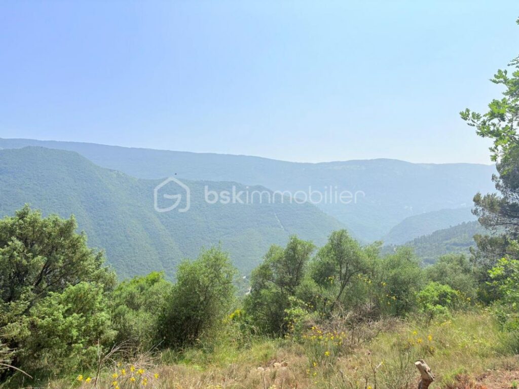 🌿 Rare terrain constructible de 1 562 m² Avec Permis de Construire validé– Vue à couper le souffle sur la vallée de l’Estéron – NR pièces – NR chambres – 1562 m²