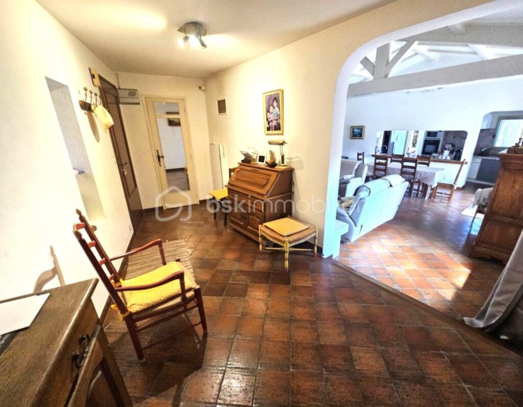 A Les Arcs (Var) – Maison traditionnelle de charme de 130 m² sur 2400 m² de terrain – Quartier résidentiel prisé – dépendance – piscine – Garage – 5 pièces – 3 chambres – 130 m²