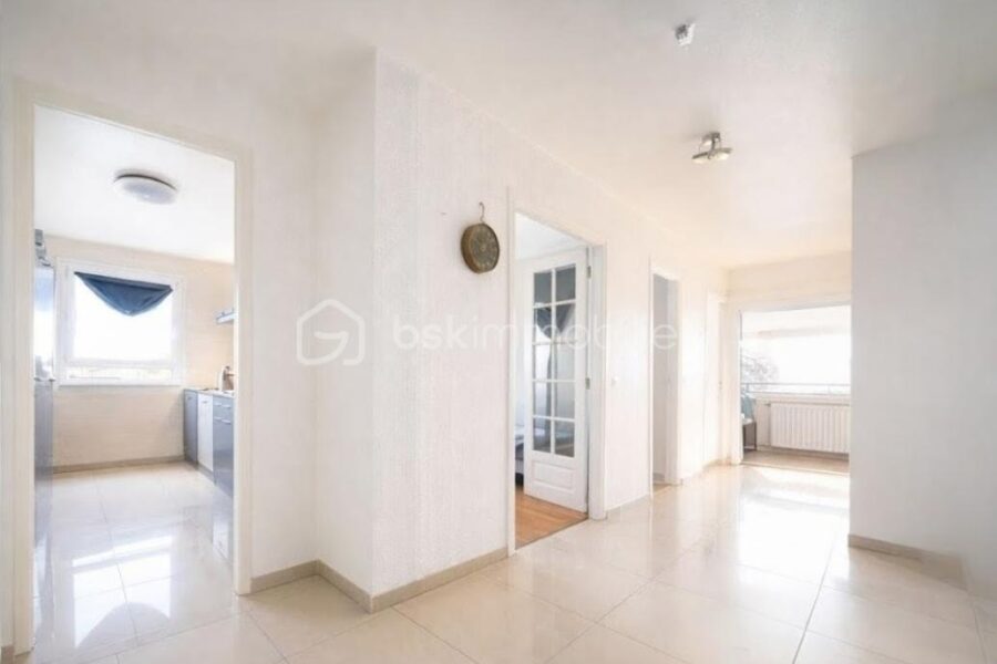 Appartement à vendre à Paris 18e arrondissement — Vue sur la ville — photo 6