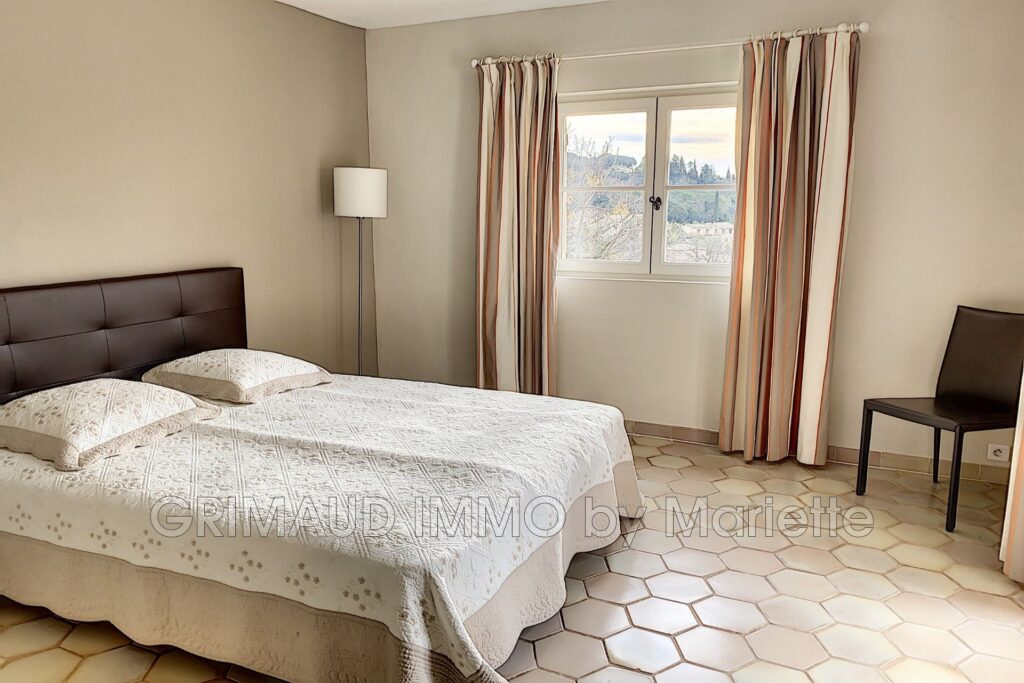Belle villa avec vue château de Grimaud – 6 pièces – 4 chambres – 180.00 m²