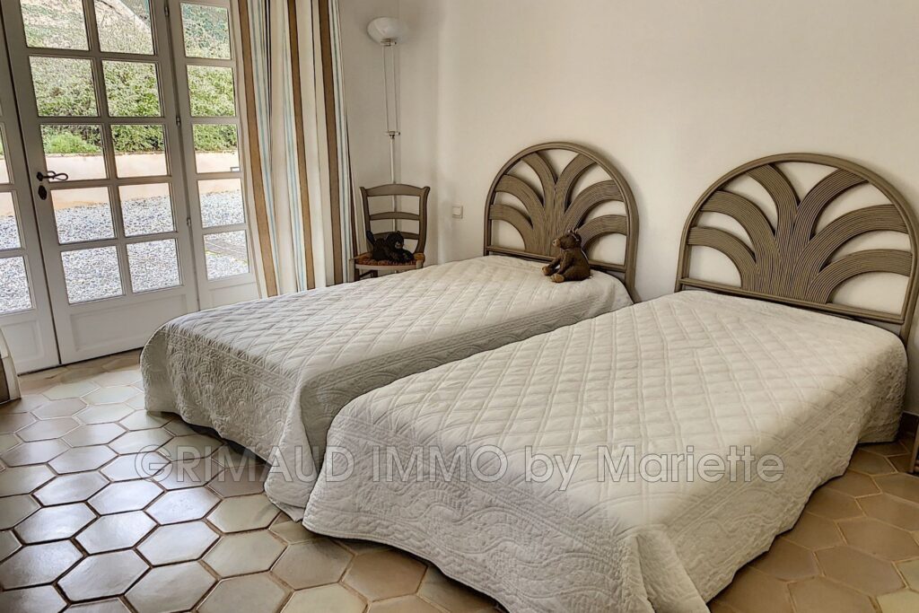 Belle villa avec vue château de Grimaud – 6 pièces – 4 chambres – 180.00 m²