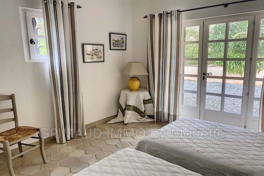 Belle villa avec vue château de Grimaud – 6 pièces – 4 chambres – 180.00 m²