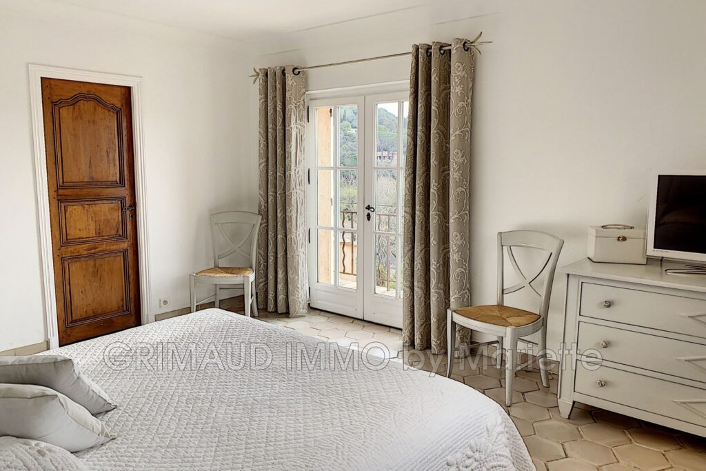 Belle villa avec vue château de Grimaud – 6 pièces – 4 chambres – 180.00 m²