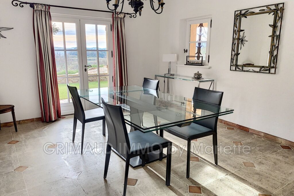 Belle villa avec vue château de Grimaud – 6 pièces – 4 chambres – 180.00 m²