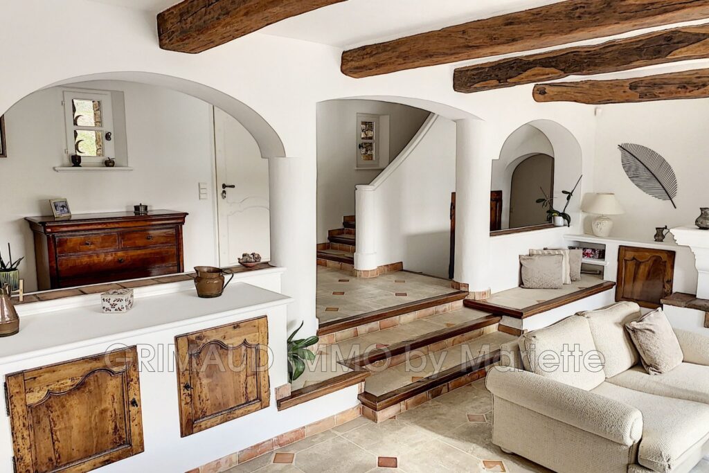 Belle villa avec vue château de Grimaud – 6 pièces – 4 chambres – 180.00 m²