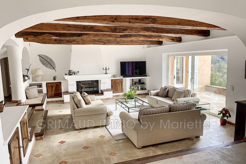 Belle villa avec vue château de Grimaud – 6 pièces – 4 chambres – 180.00 m²