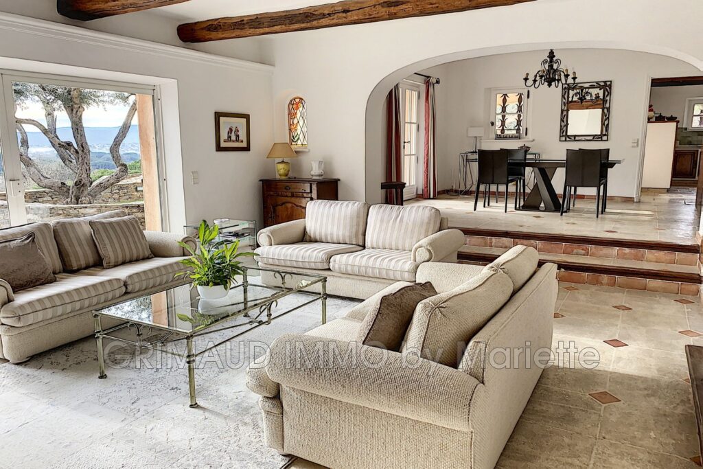 Belle villa avec vue château de Grimaud – 6 pièces – 4 chambres – 180.00 m²