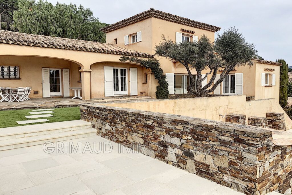 Belle villa avec vue château de Grimaud – 6 pièces – 4 chambres – 180.00 m²