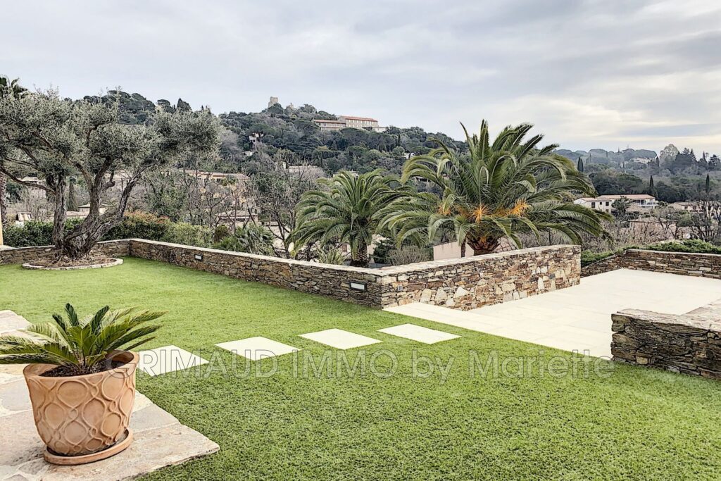 Belle villa avec vue château de Grimaud – 6 pièces – 4 chambres – 180.00 m²