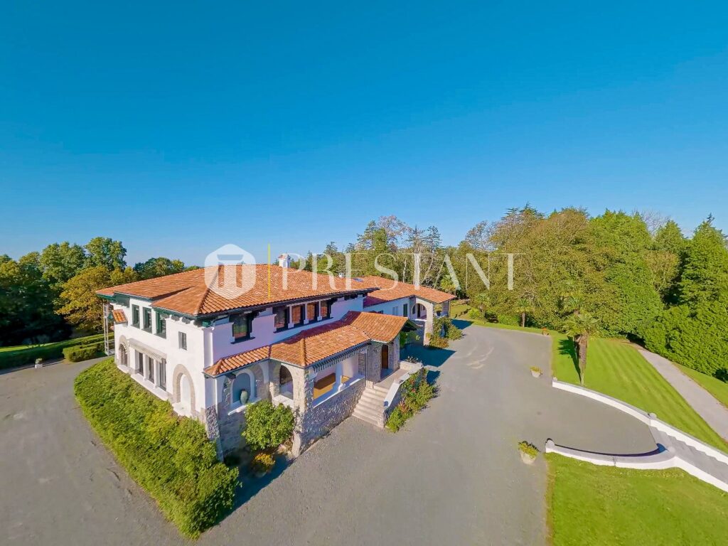 Maison – 12 pièces – 8 chambres – 550 m²