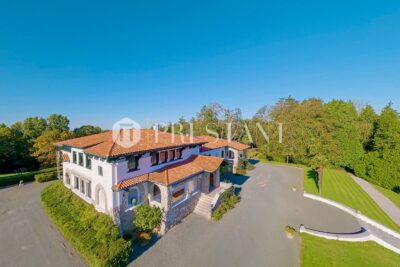 Maison – 12 pièces – 8 chambres – 550 m²