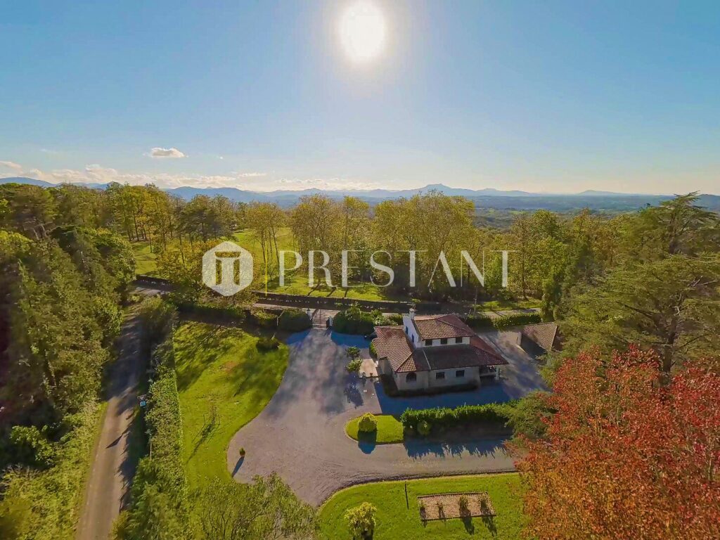 Maison – 12 pièces – 8 chambres – 550 m²