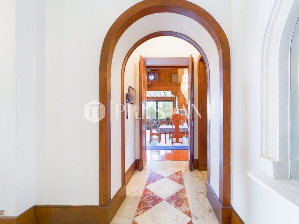 Maison – 12 pièces – 8 chambres – 550 m²