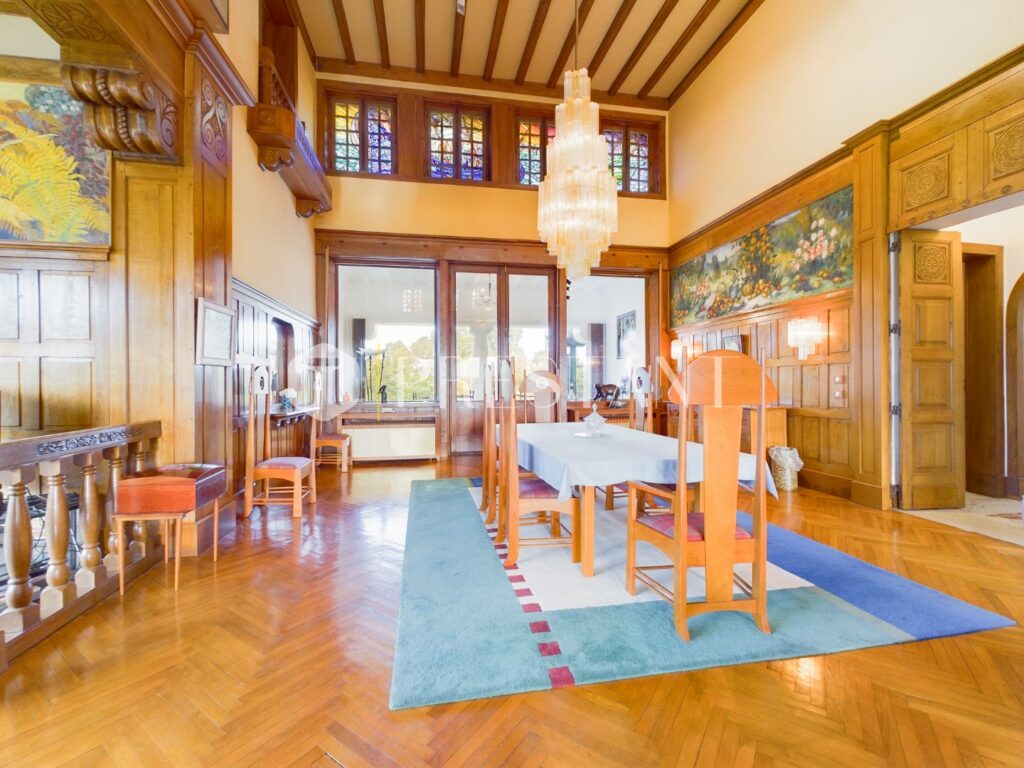 Maison – 12 pièces – 8 chambres – 550 m²