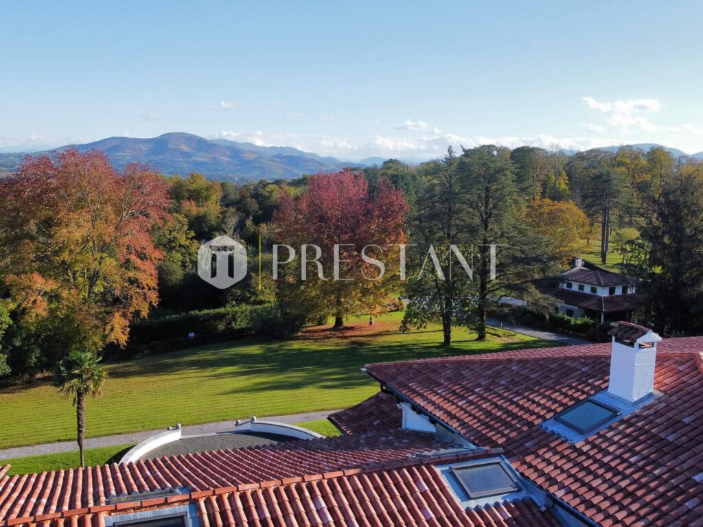 Maison – 12 pièces – 8 chambres – 550 m²