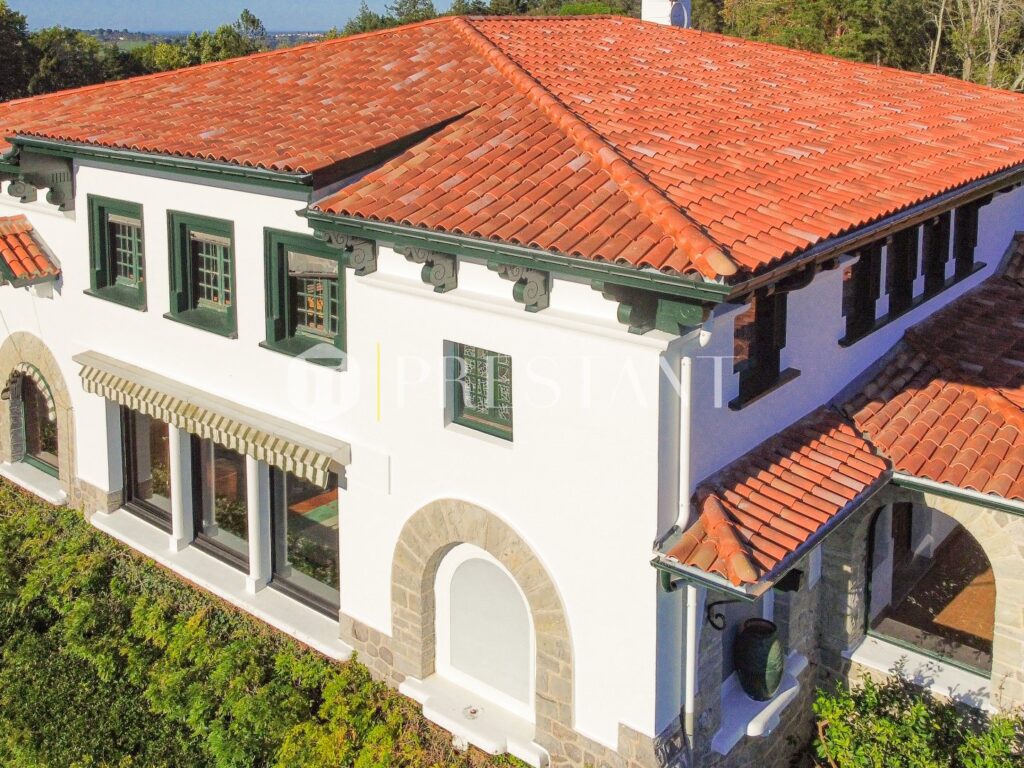 Maison – 12 pièces – 8 chambres – 550 m²