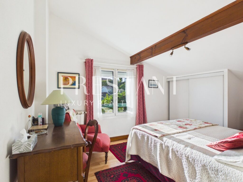 Maison – 7 pièces – 5 chambres – 230 m²