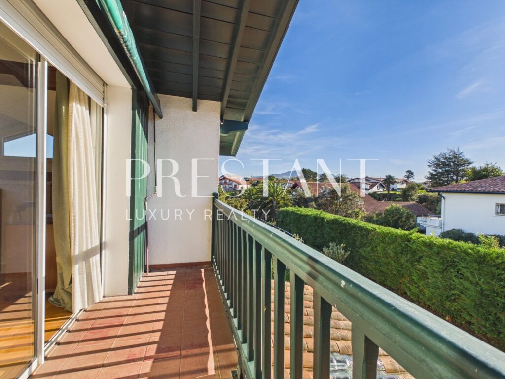 Maison – 7 pièces – 5 chambres – 230 m²