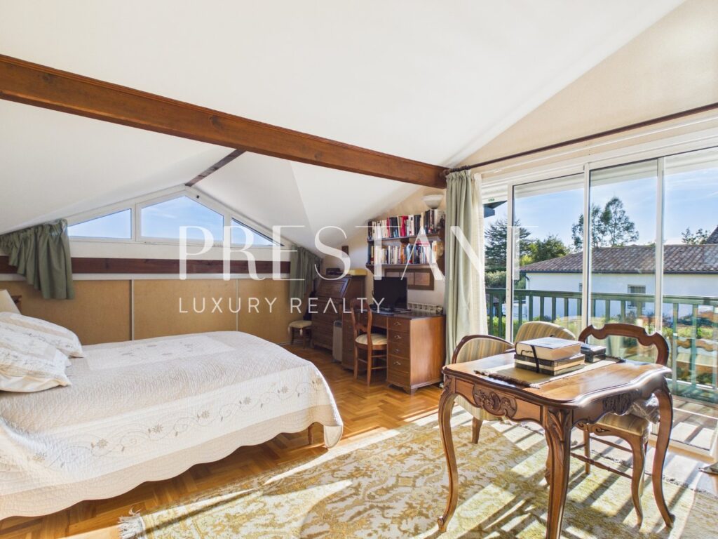 Maison – 7 pièces – 5 chambres – 230 m²