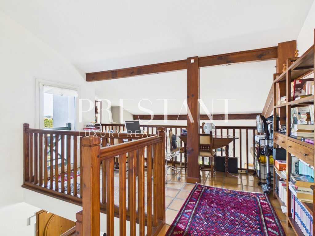 Maison – 7 pièces – 5 chambres – 230 m²