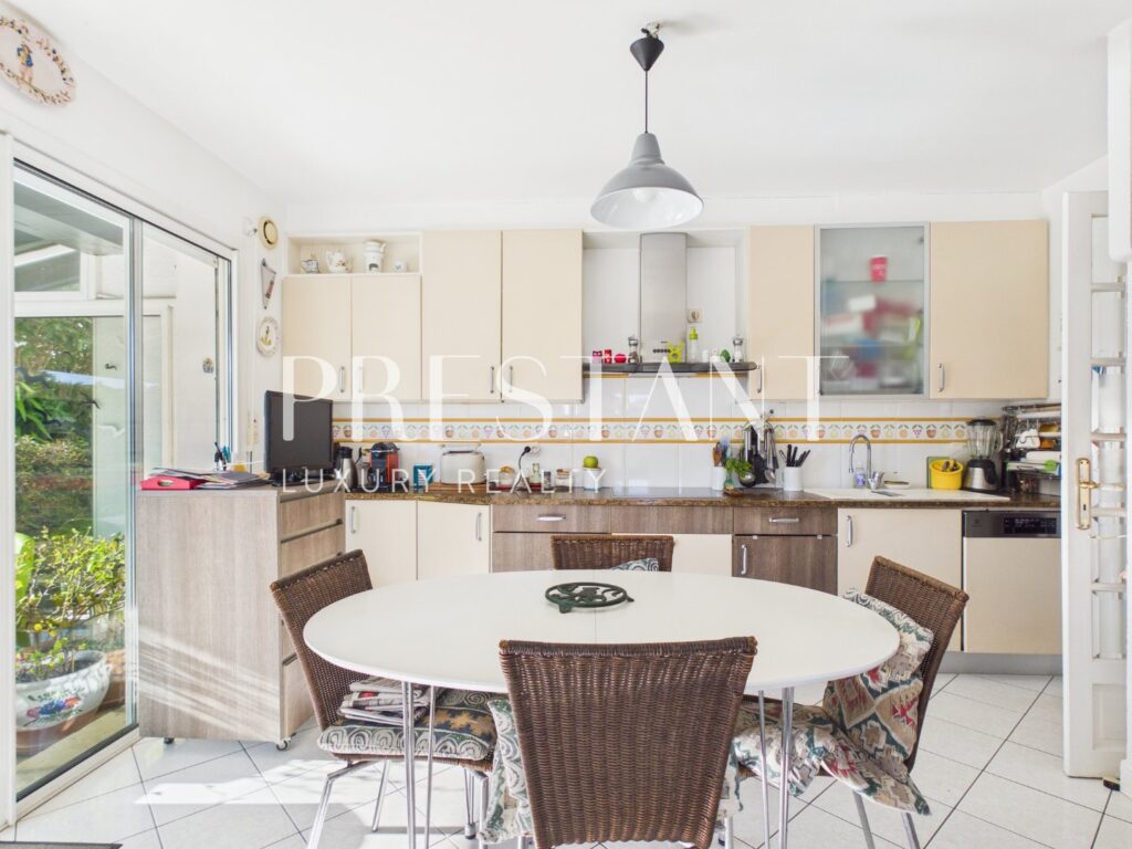 Maison – 7 pièces – 5 chambres – 230 m²