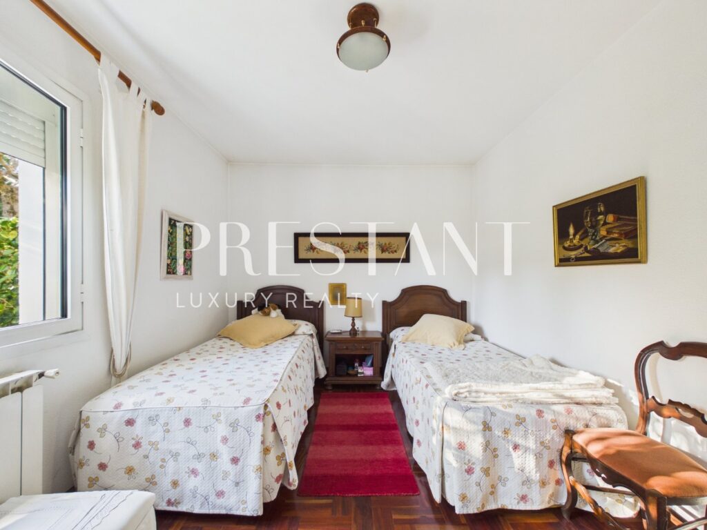 Maison – 7 pièces – 5 chambres – 230 m²