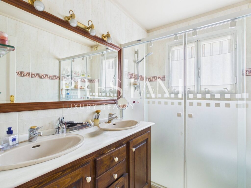 Maison – 7 pièces – 5 chambres – 230 m²