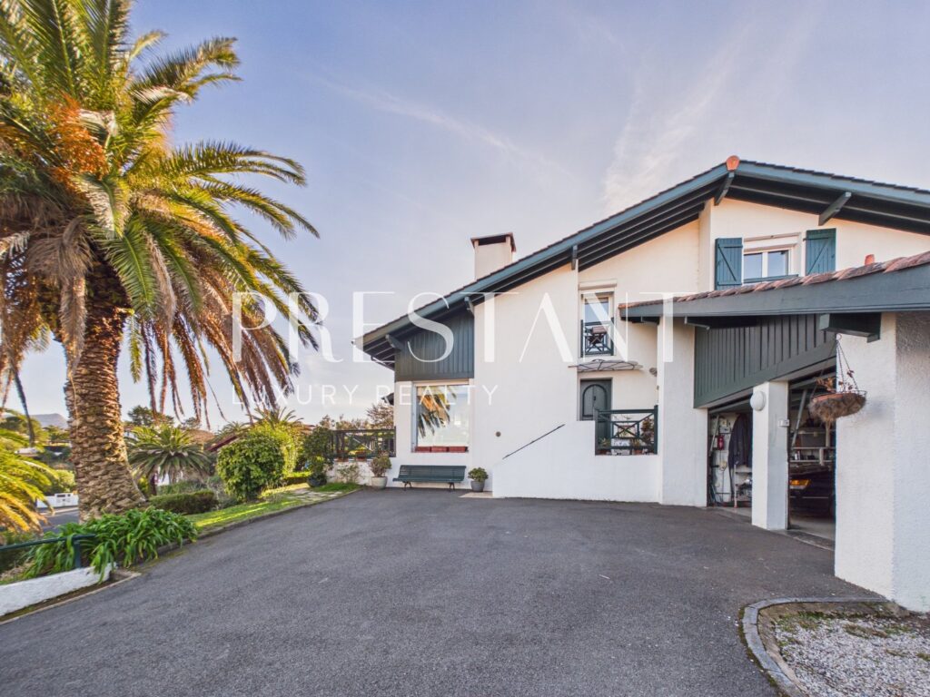 Maison – 7 pièces – 5 chambres – 230 m²