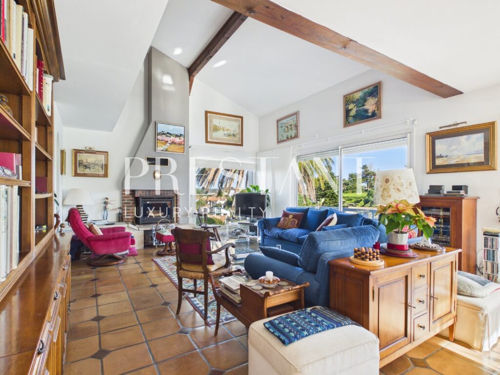 Maison – 7 pièces – 5 chambres – 230 m²