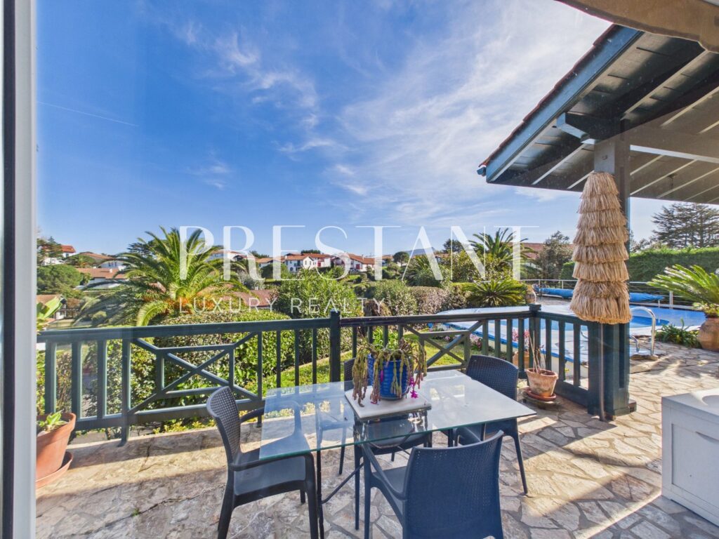 Maison – 7 pièces – 5 chambres – 230 m²