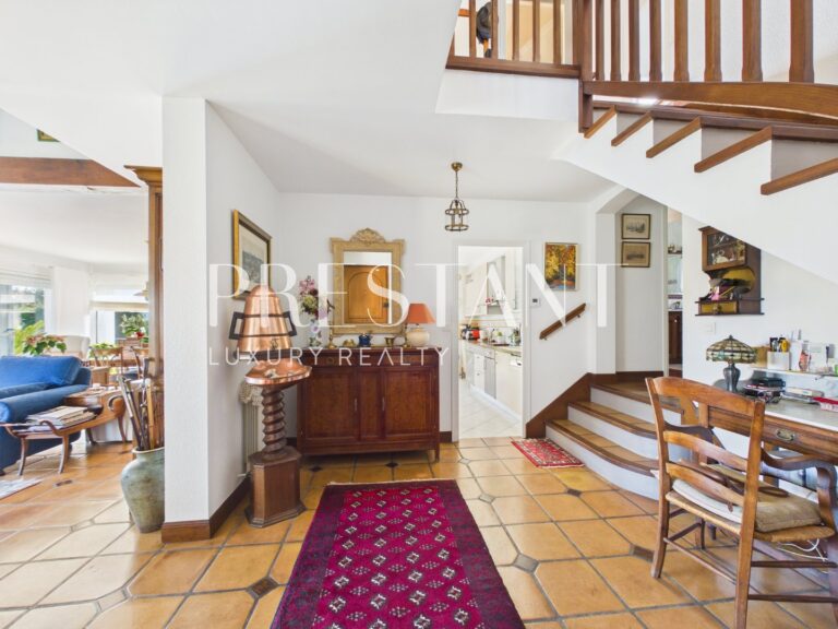 Maison – 7 pièces – 5 chambres – 230 m²