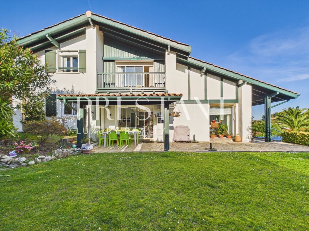 Maison – 7 pièces – 5 chambres – 230 m²