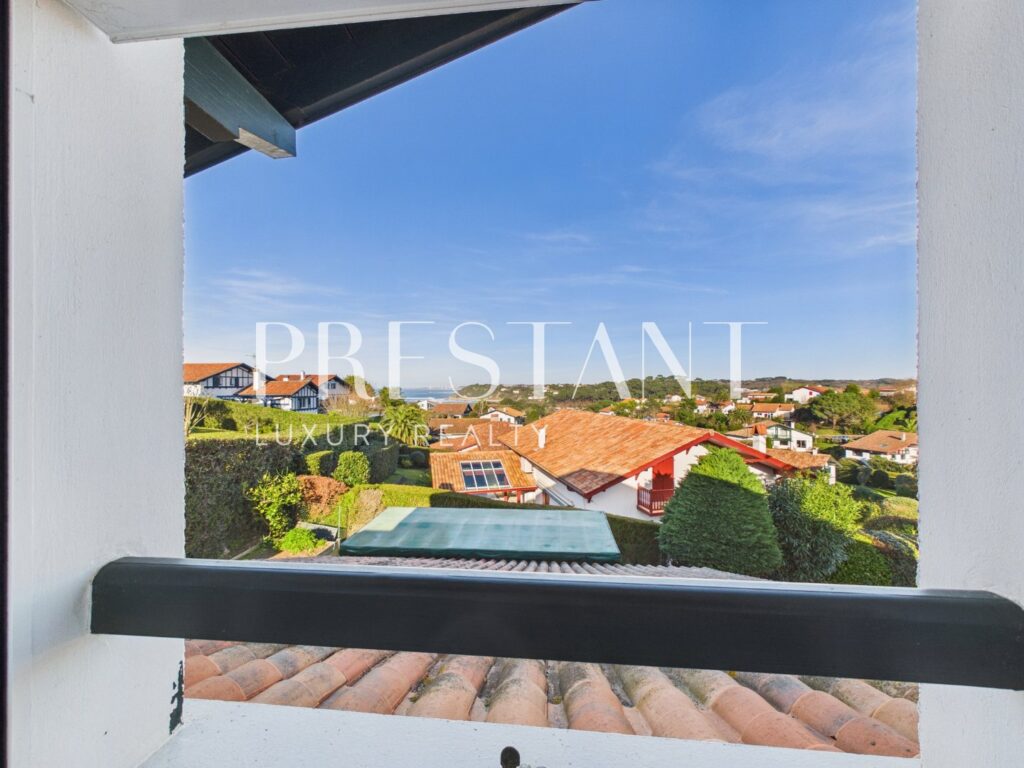 Maison – 7 pièces – 5 chambres – 230 m²