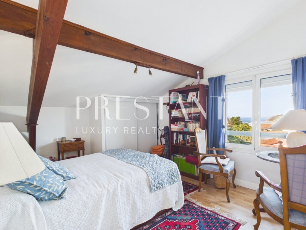 Maison – 7 pièces – 5 chambres – 230 m²