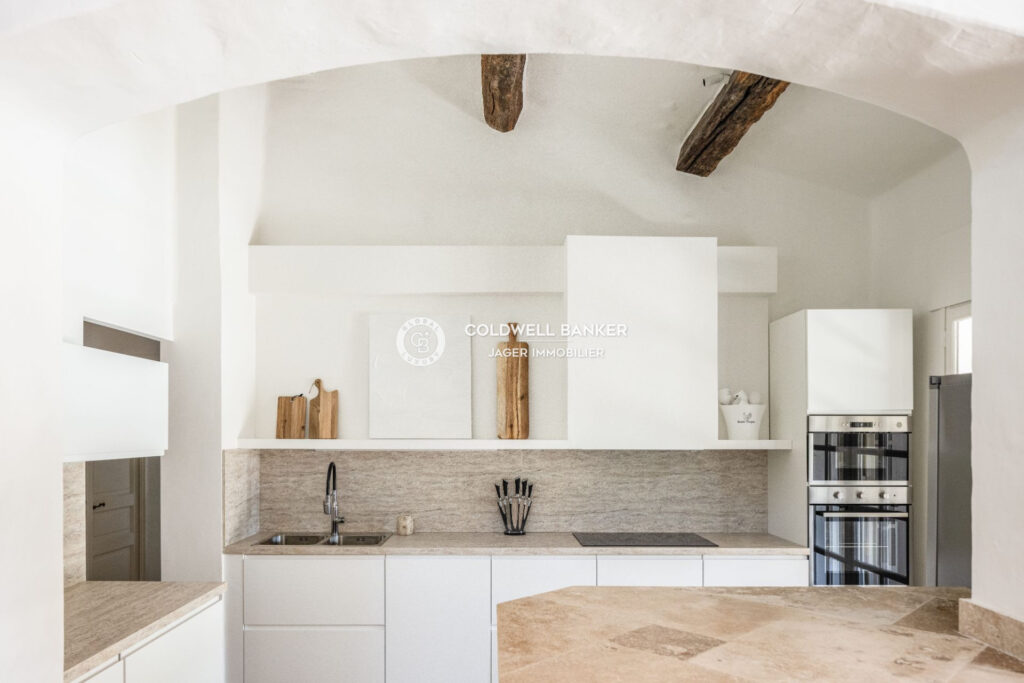 Villa en pierre rénovée de plain-pied dans un domaine sécurisé – 6 pièces – 5 chambres – 200.00 m²